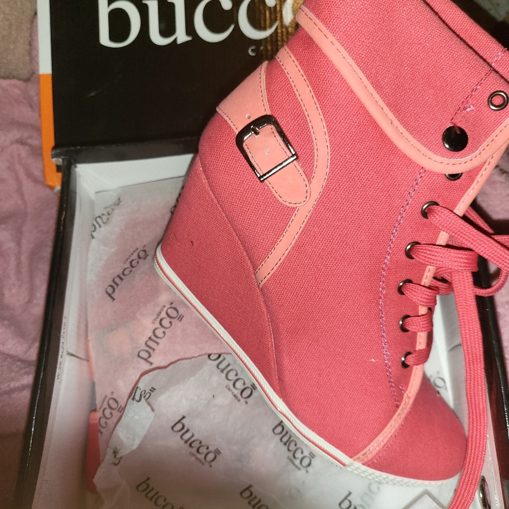 Pink wedge never worn size 9